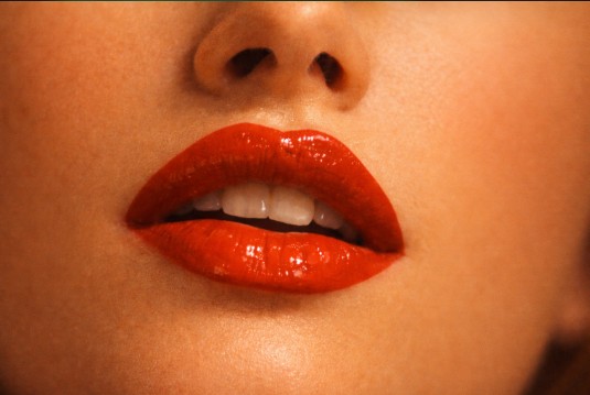 Крупный план губ с красной помадой